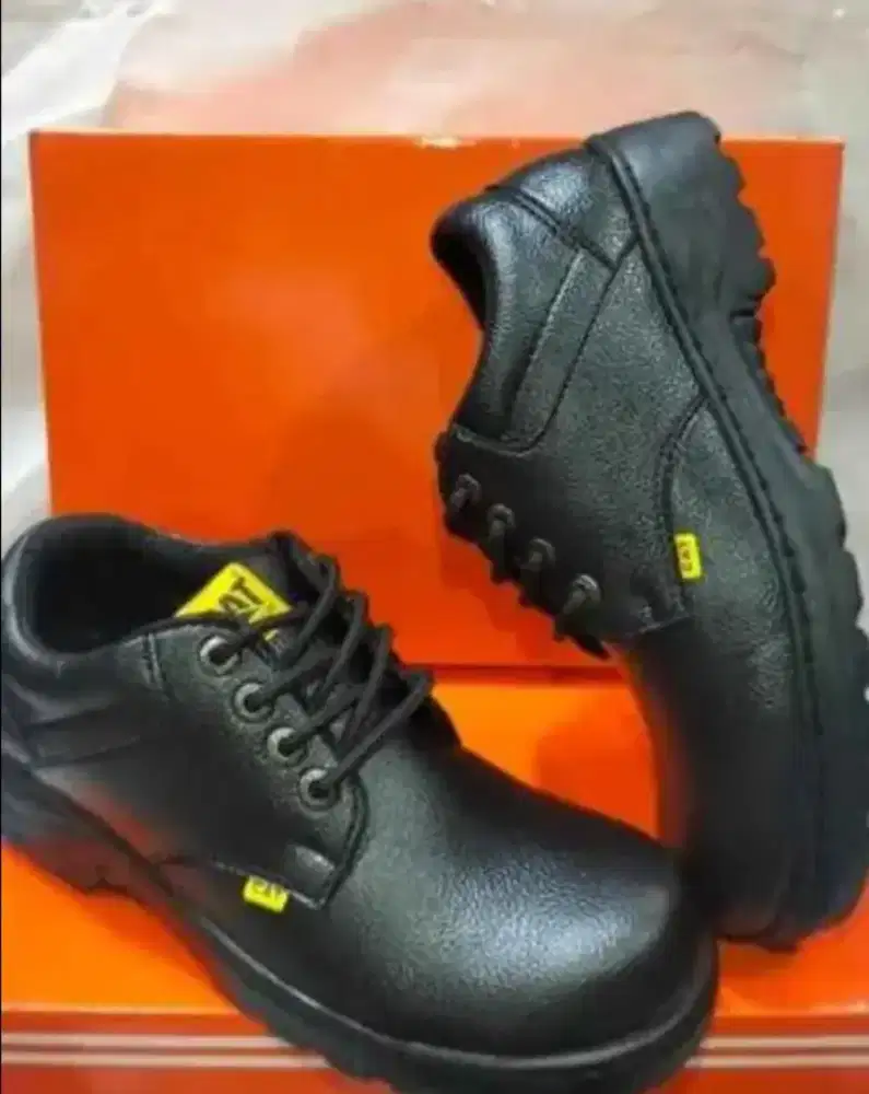 Jual sepatu safety merk cat no 42,43,44