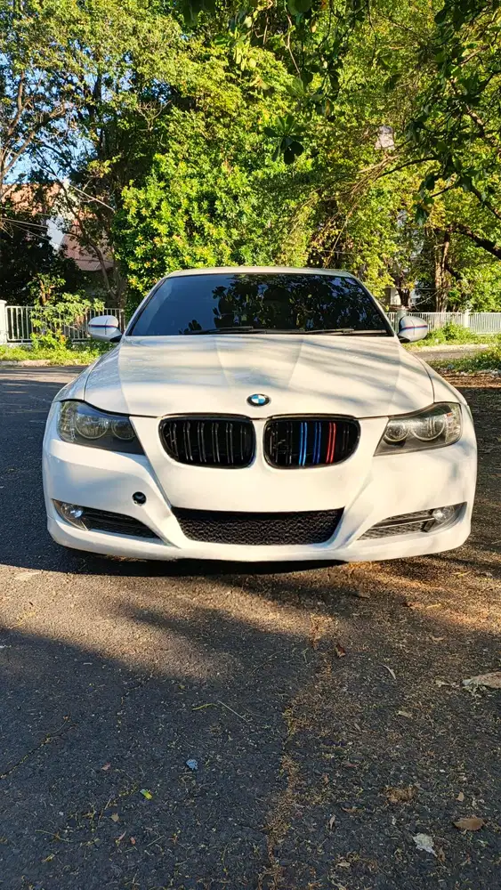 BMW 320i 2010 Bensin