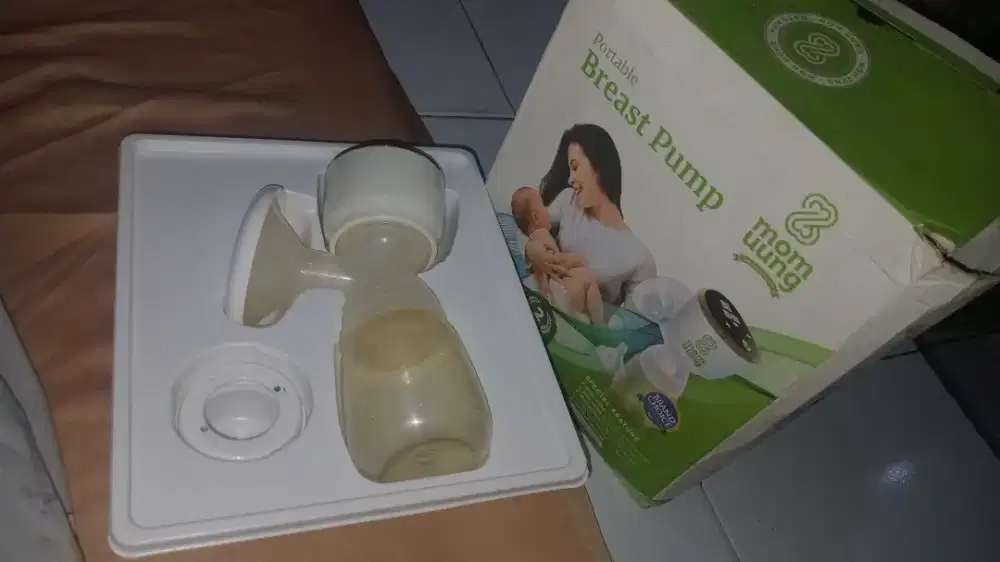 Portable breast pump momuung pumping