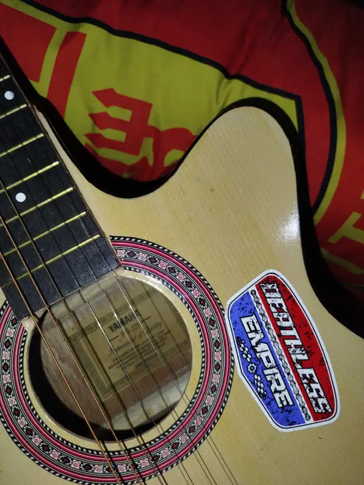 Gitar yamaha akustik