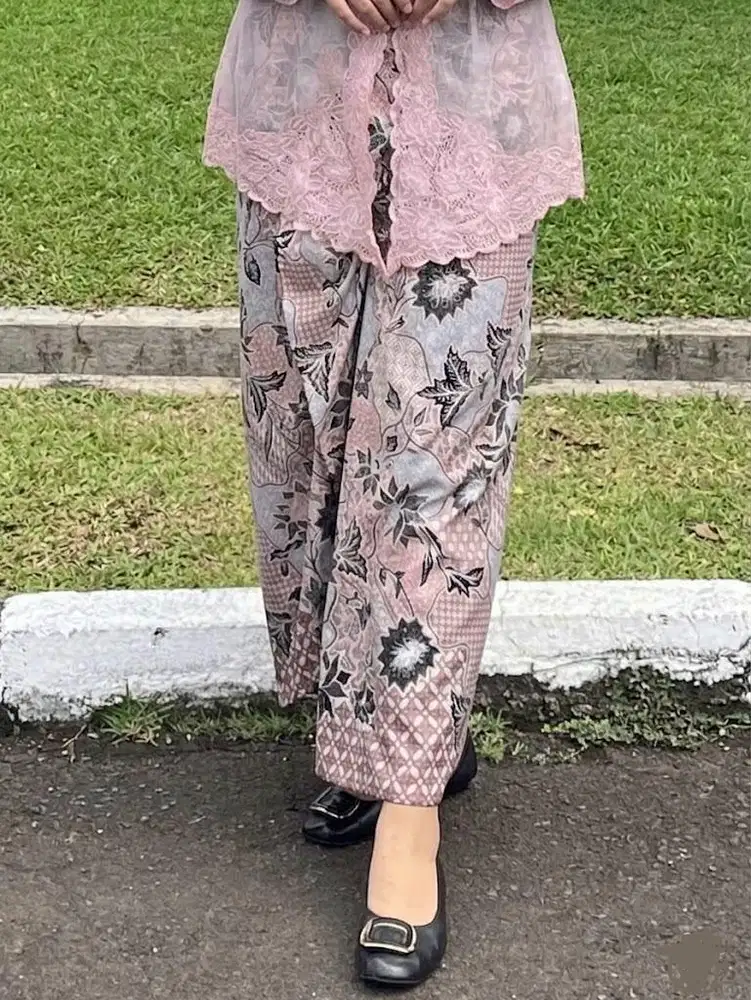 Rok lilit kain batik pink wanita