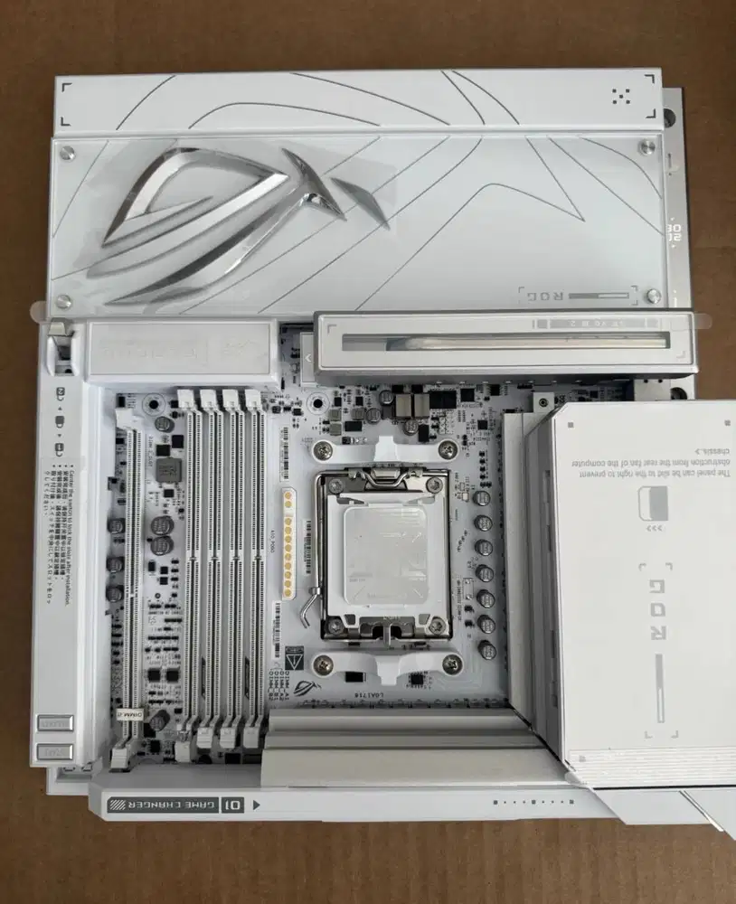ASUS ROG CROSSHAIR X870E GLACIAL AMD X870E Socket AM5 Extended ATX