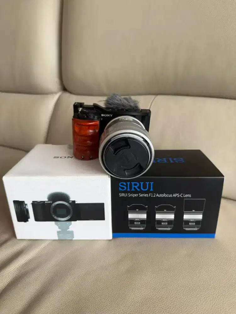 DI JUAL Sony ZV-E10 + Sirui 23mm F1.2 + Cage Wooden Grip Fullset