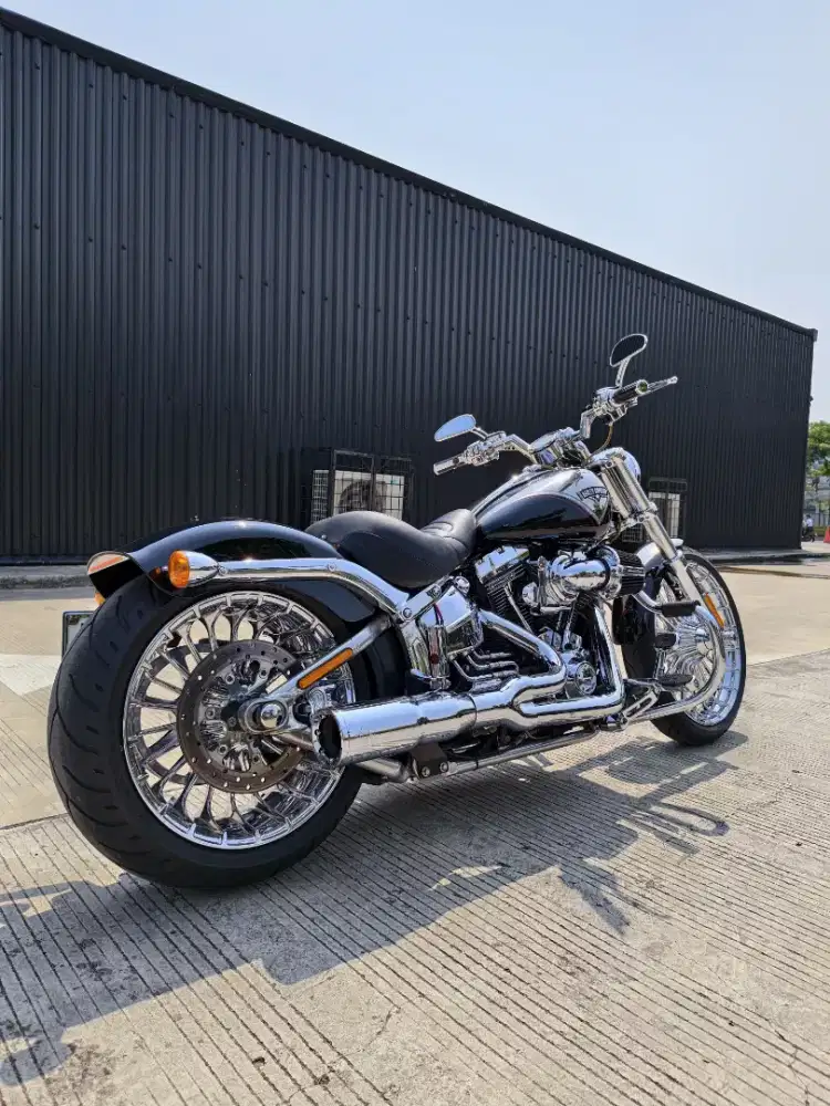 Harley Breakout CVO Full Paper istimewa