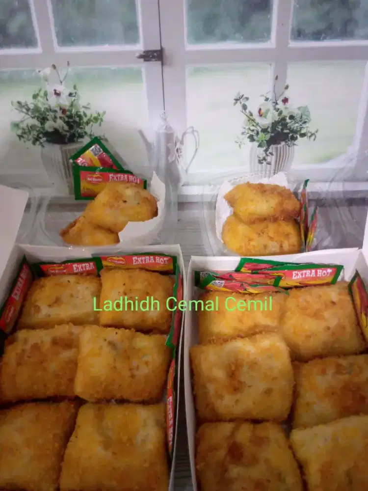 Risoles ayam , wortel , jagung, keju , susu yang gurih