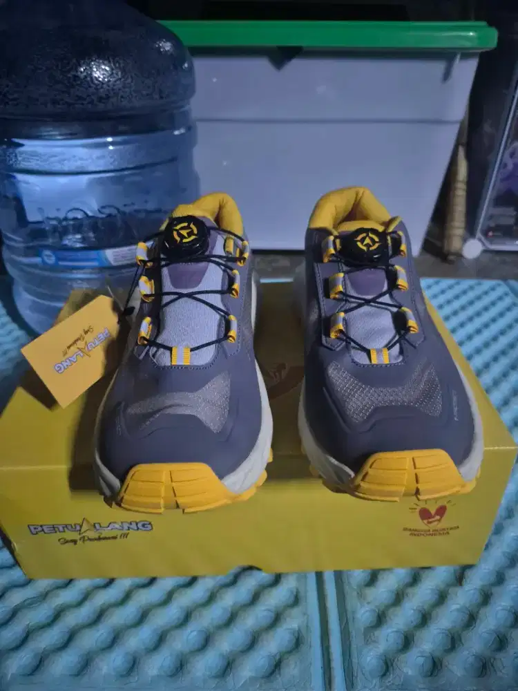Sepatu hiking petualang
