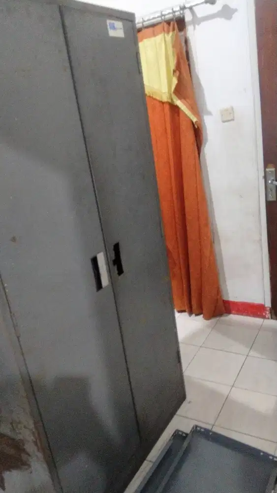 lemari besi untuk berkas/ pakaian