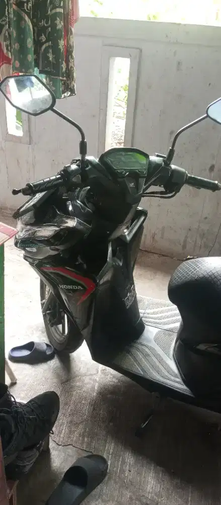 Dijual motor Honda New Vario tahun 2019 hitam glossy
