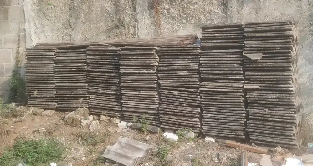 Genteng beton bekas