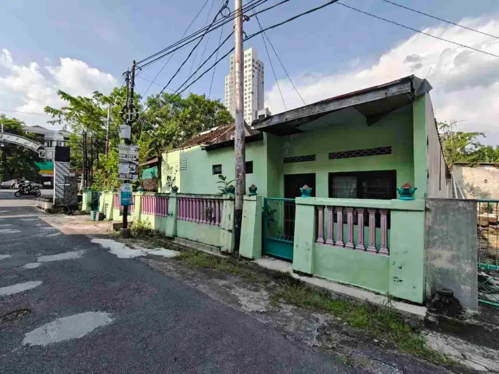 Strategis tepi jalan protokol Rumah Hoek hitung tanah dekat Alila hotel Solo