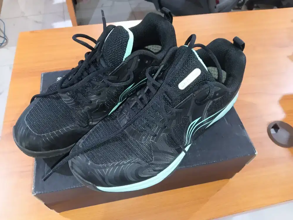SEPATU BADMINTON LINING AERO LITE II