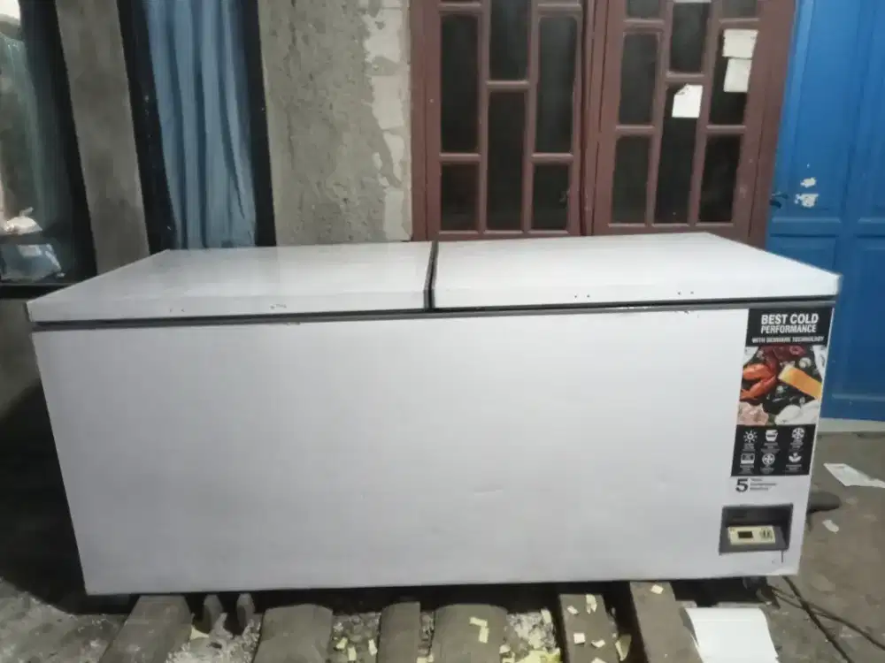 Freezer bok merek Gea kapasitas 900 liter