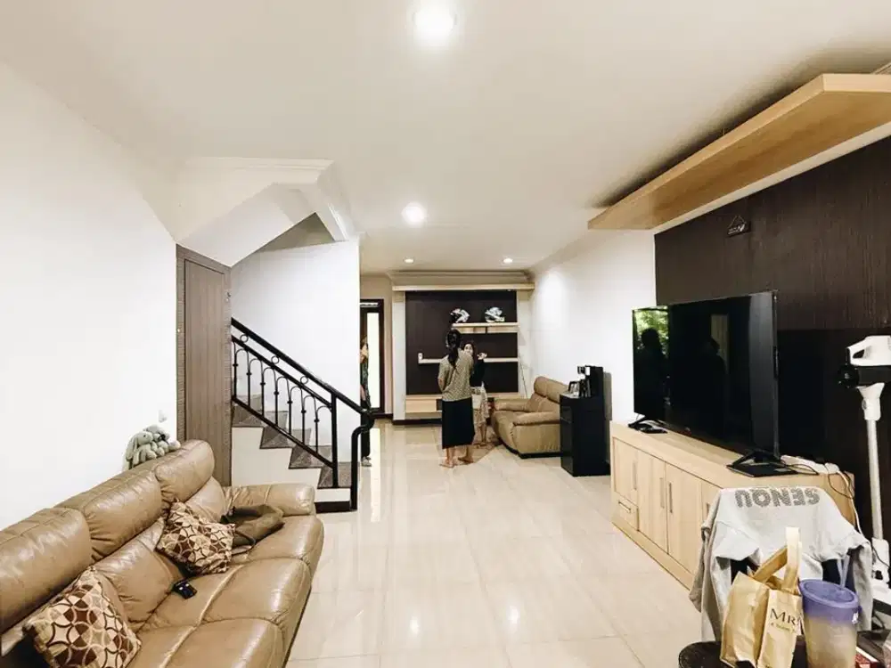 Disewakan Rumah Full Furnish, 4 Kamar Tidur, Setraduta Bandung