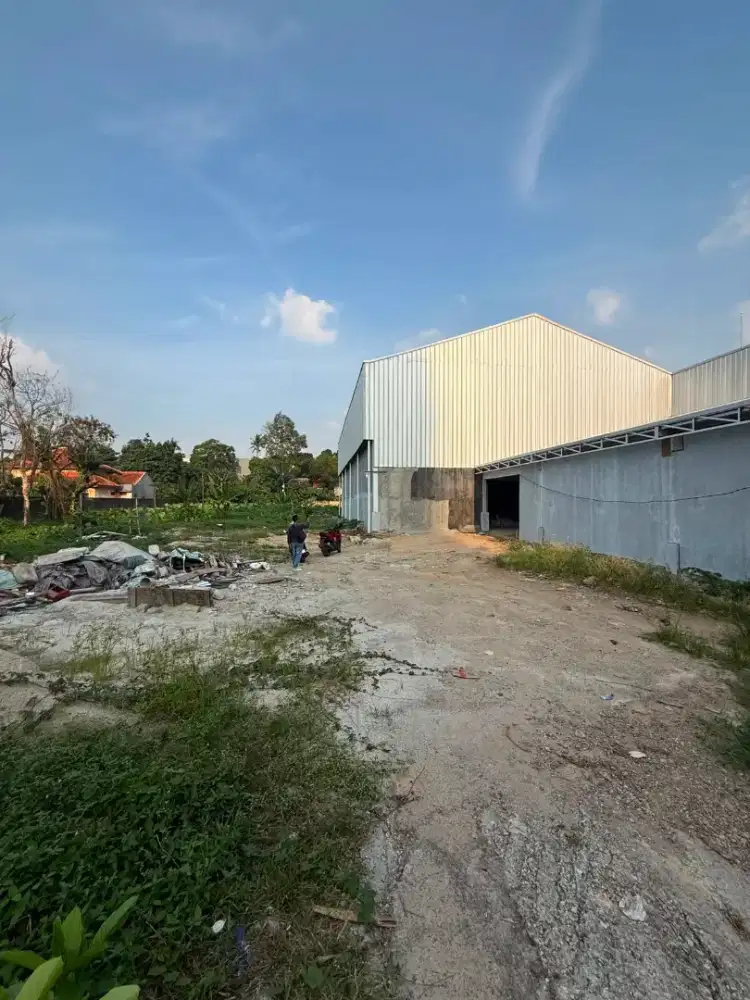 Tanah dan bangunan padel disewakan di Jl. Warung Buncit Raya