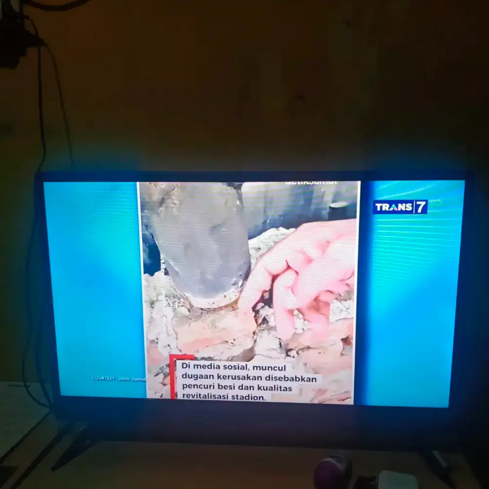 TV Sharp 32 in barang mulus