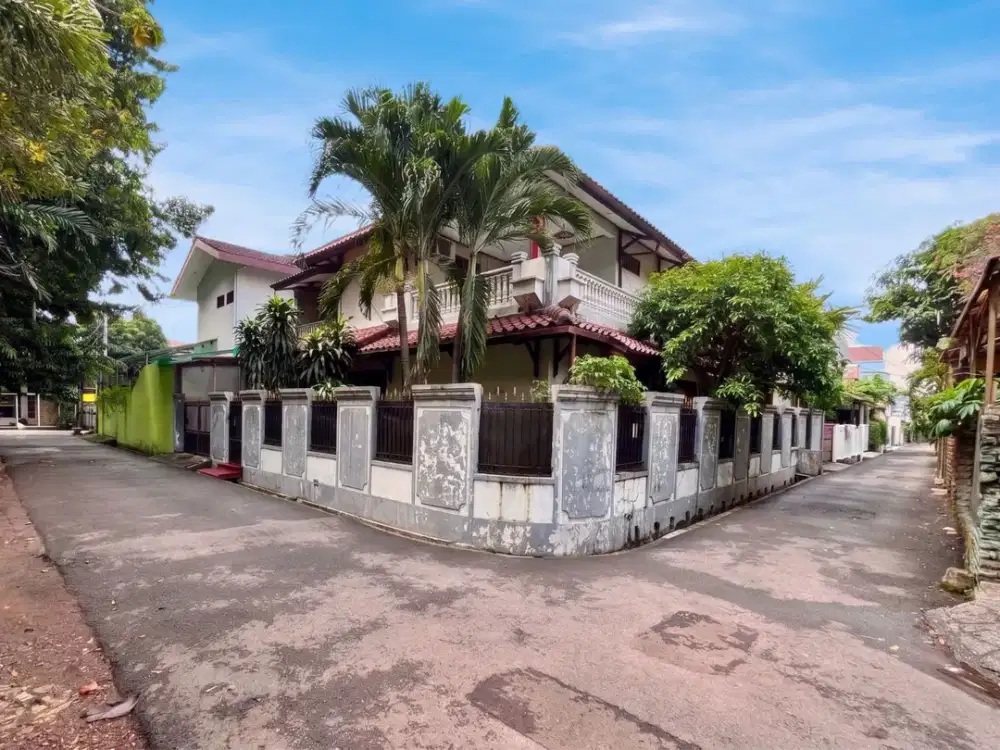 RUMAH HOEK DEPAN TAMAN DI TEBET – HUNIAN NYAMAN DI LOKASI PREMIUM