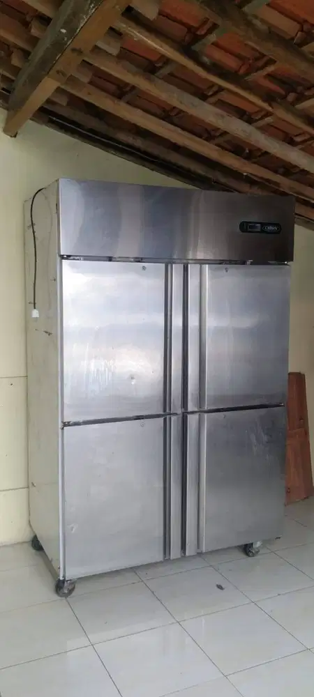 Upright Freezer 4 Pintu CROWN D1000 | Kabinet Stainless Dapur Restoran