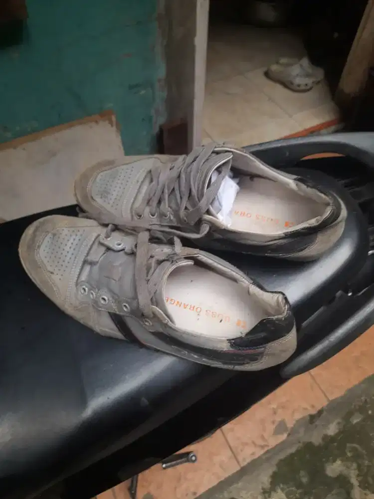 Sepatu santai kulit