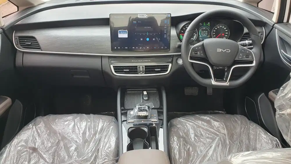 Byd m6 superior captain 6 seater 2025 putih