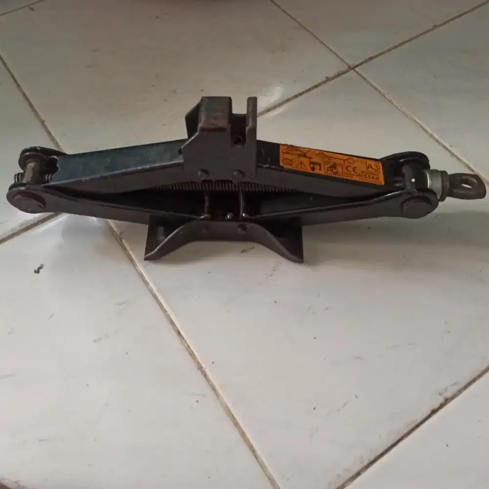 Dongkrak bawaan mobil NISSAN