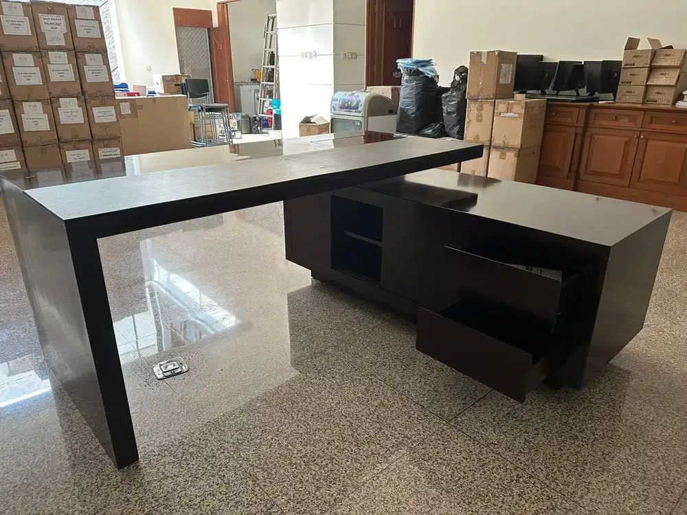 Meja Kerja Kayu Solid ex Direktur Utama Mewah