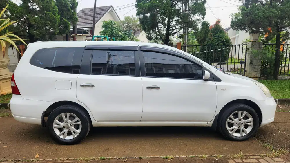 Nissan Grand livina 2011 Bensin