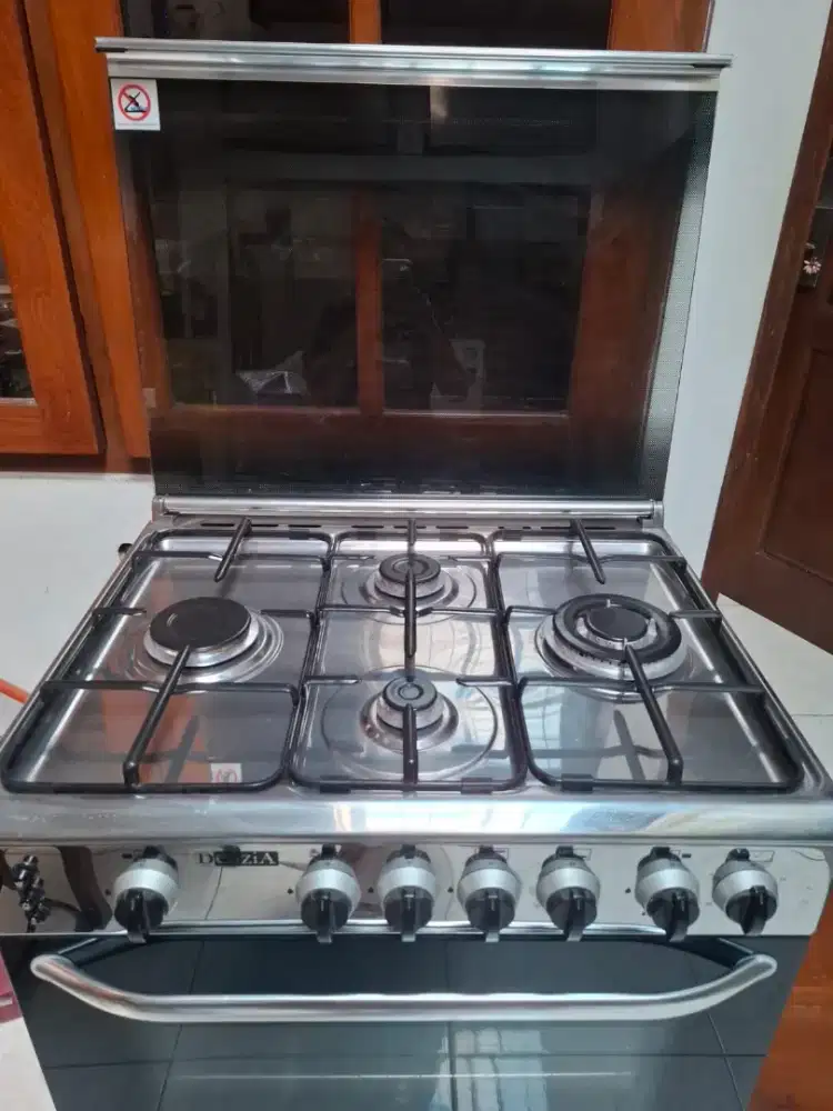 Kompor 4 Tungku dan oven merk Delizia