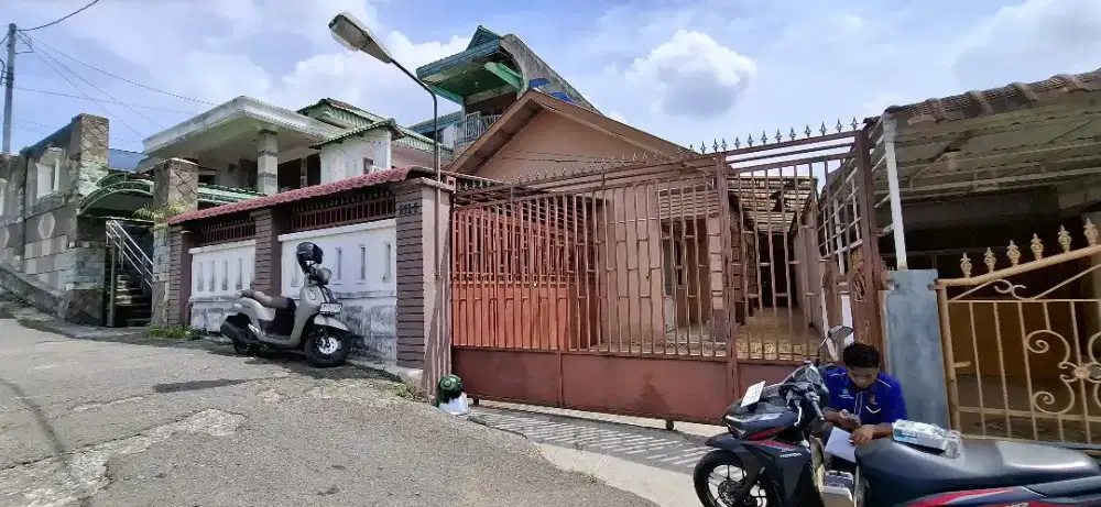 Di sewakan rumah strategis - Depan Bali kado Karya Jaya Medan Johor