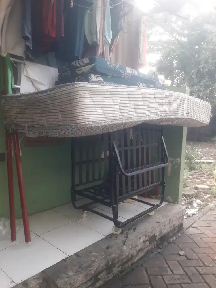 Ranjang/ t3mpat tidur besi lipat