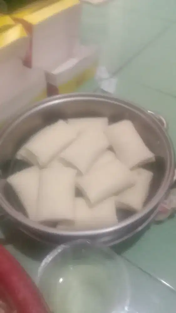 Melayani stand makanan
