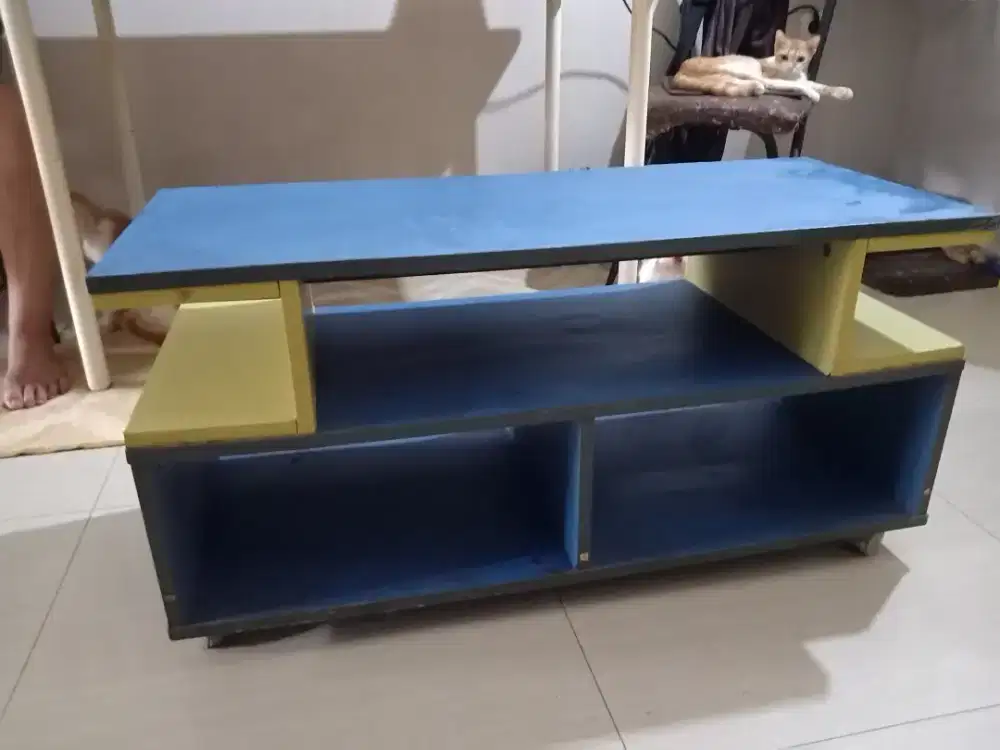 Meja TV ber roda