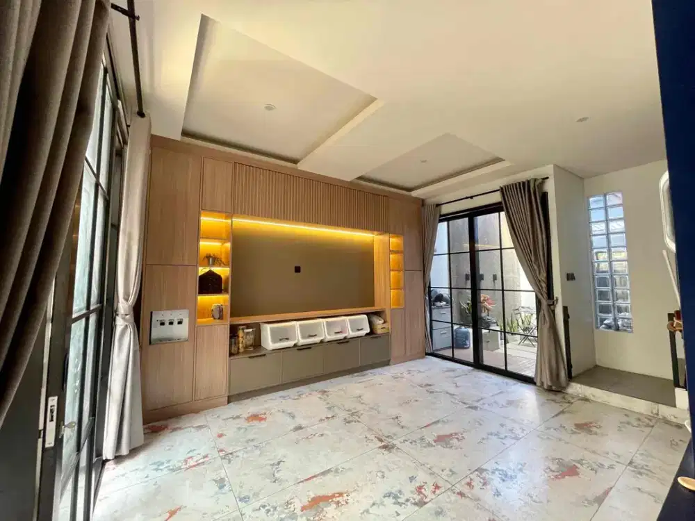 Jual rumah
Furnished With Custom Interior
Rumah baru 2 tahun ditempati

Building size : 250m2 (2.5 lantai)
Land size : 123m2
Sertifikat : SHM (atas nama pribadi)
IMB ada
Lokasi : Cluster dekat kampus Polban

Built in furniture
High spec materials
Listrik