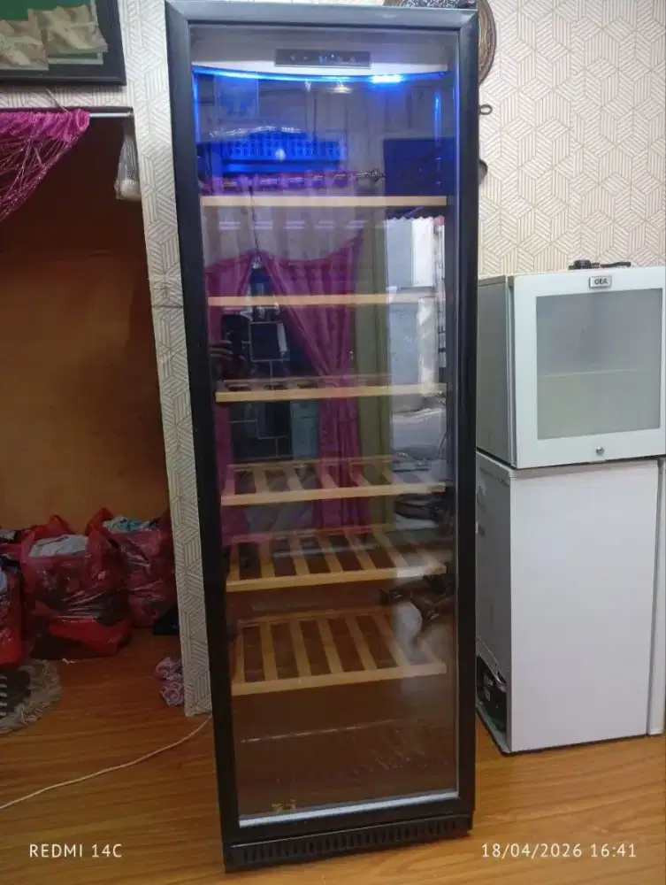 HEMAT BESAR GEA Wine Chiller
Spesifikasi. Xw-400FD
Kapasitas 342 L