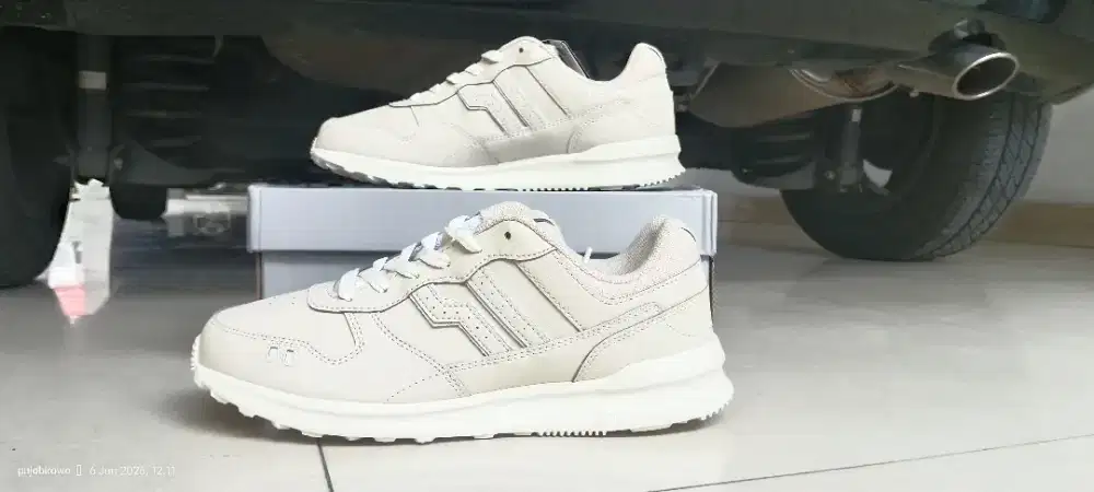 Sepatu sneakers Piero size 42