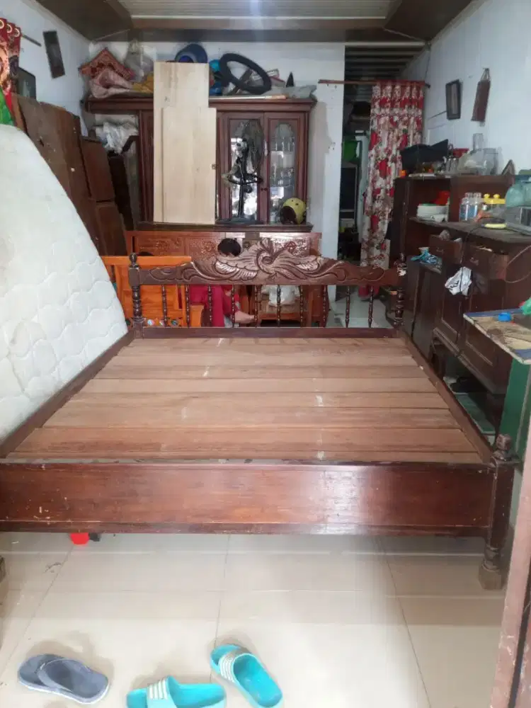 Tempat tidur 6 kaki