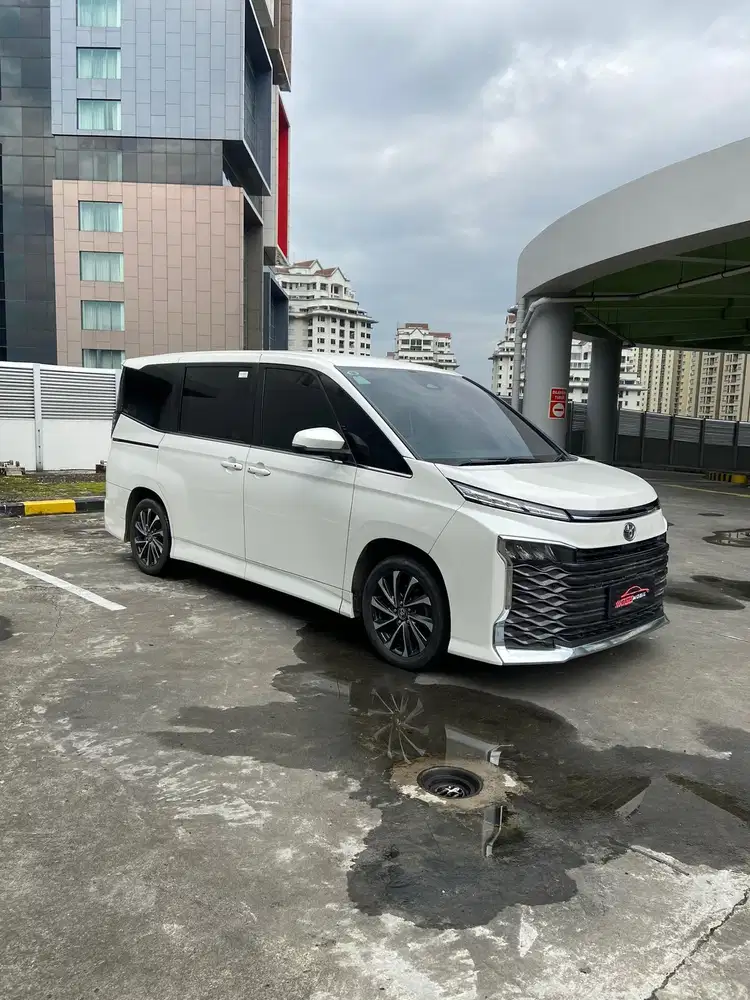 Toyota Voxy 2023