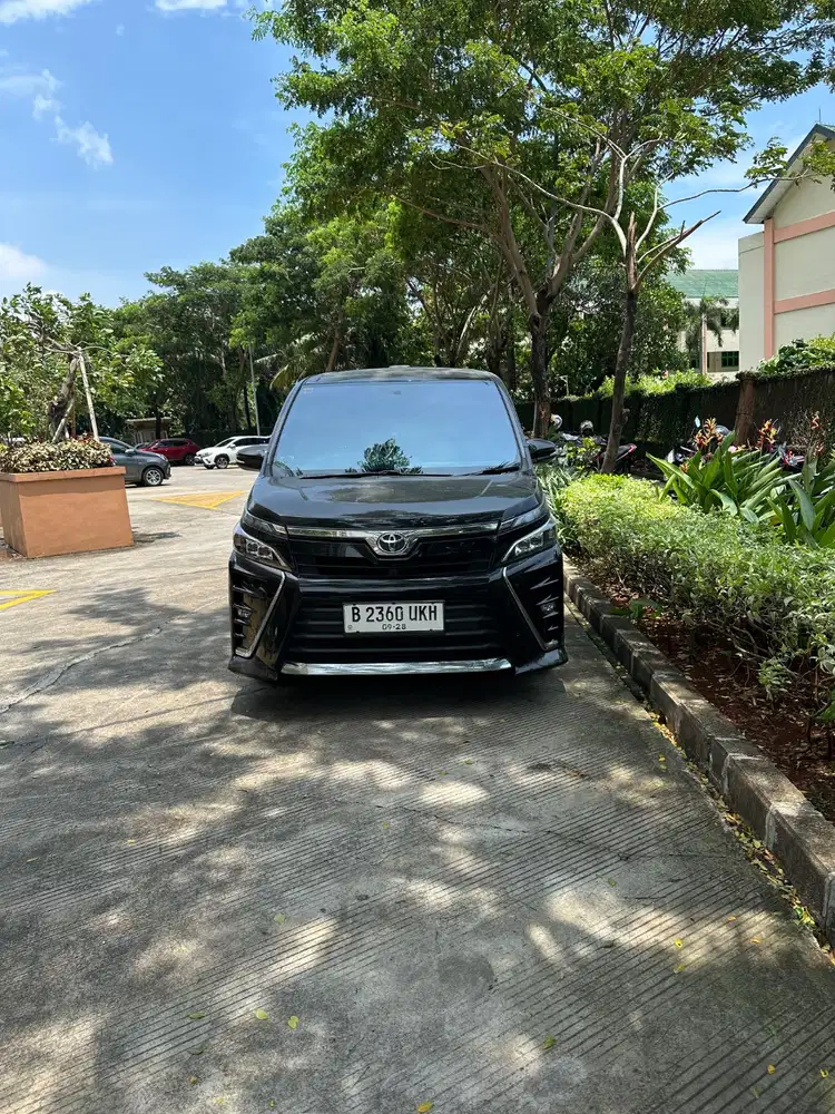 Toyota voxy hitam 2018