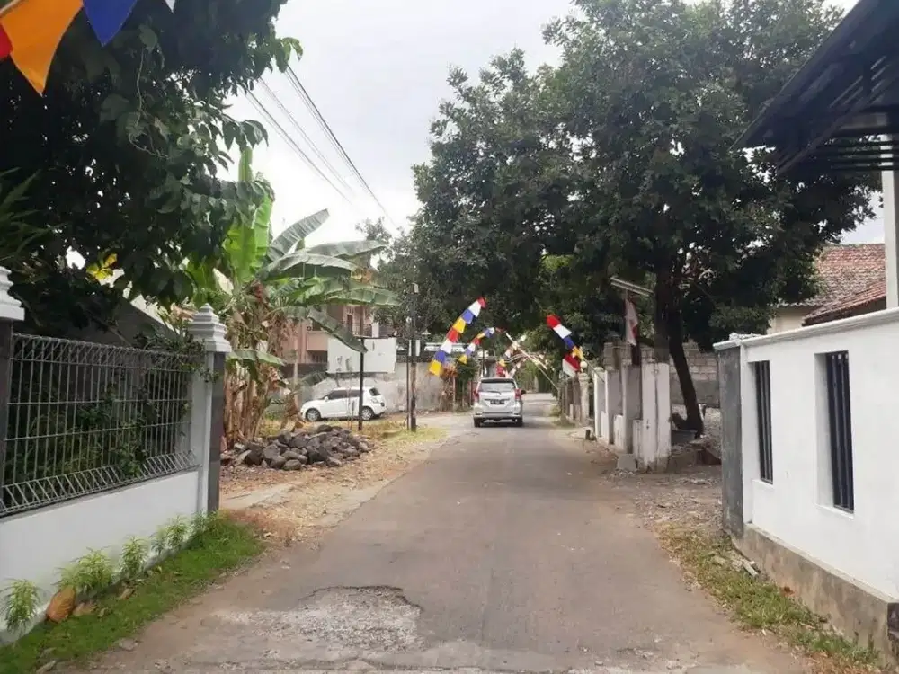 Dekat Kampus UGM Tanah Yogyakarta di Jl. Kaliurang Km. 8