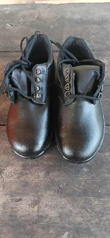 Sepatu safty ukuran 40 dan 43