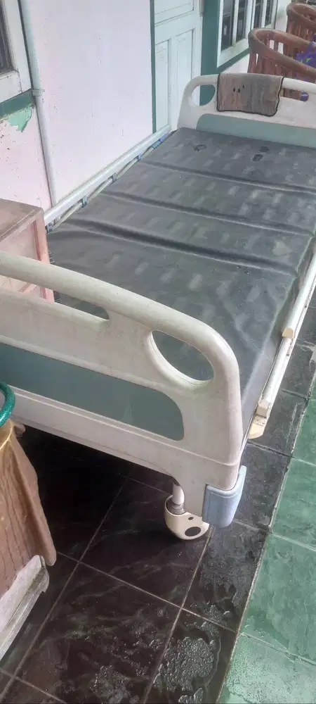Tempat tidur pasien
