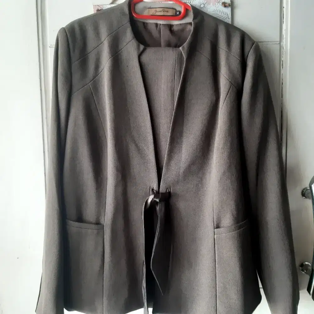 Setelan Blazer dan celana wanita