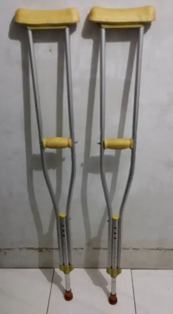 Tongkat Kruk ketiak .. alat bantu