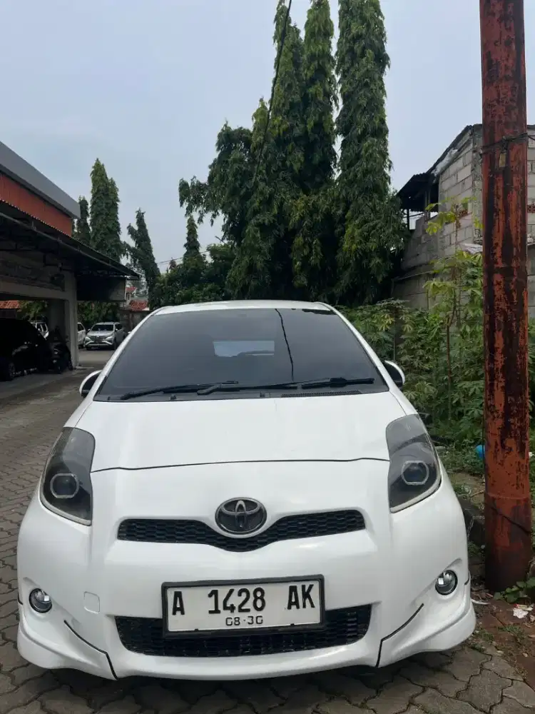 AT. Yaris 1.5 S AT Ltd. 2012