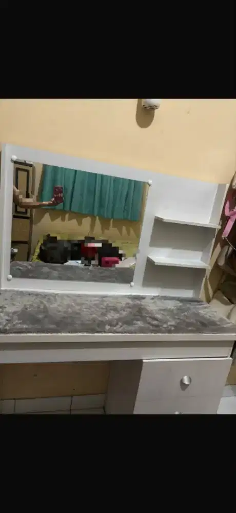 Meja rias wanita