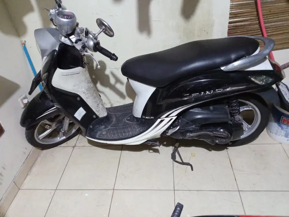Motor Fino warna hitam