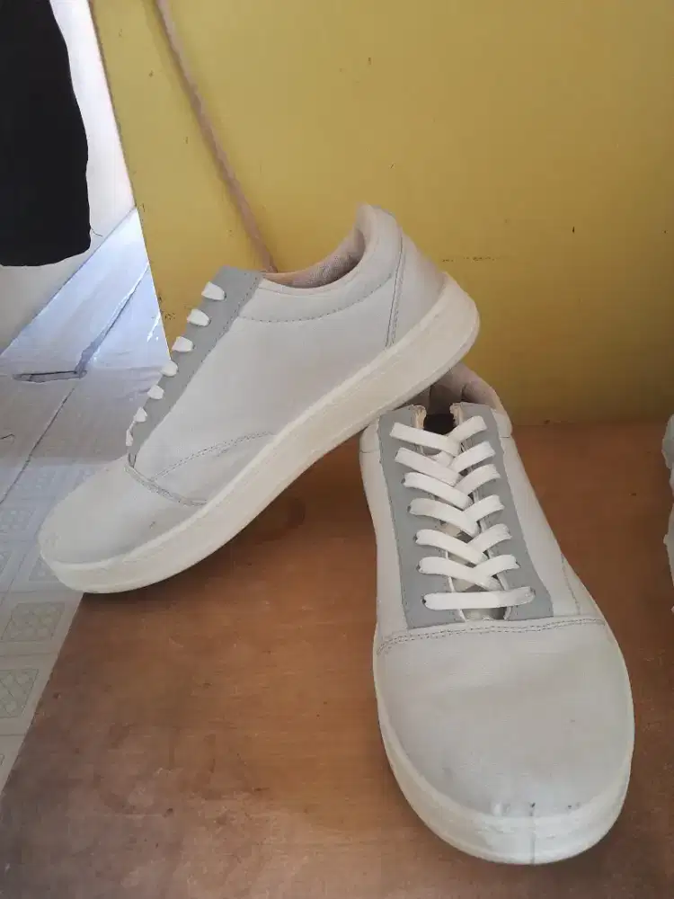 Sepatu aerostreet light grey sz 44 mulus like new
