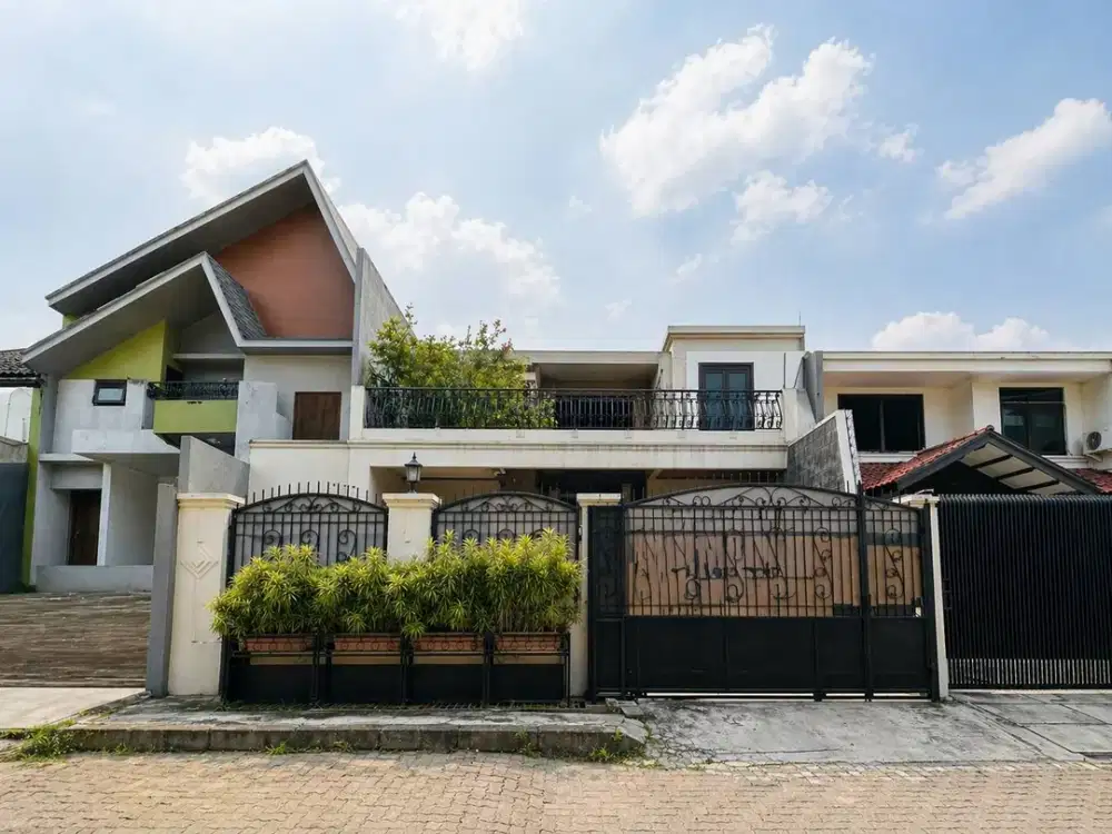 rumah 2 lantai yang asri serta menghadirkan lingkungan fasilitas yang lengkap