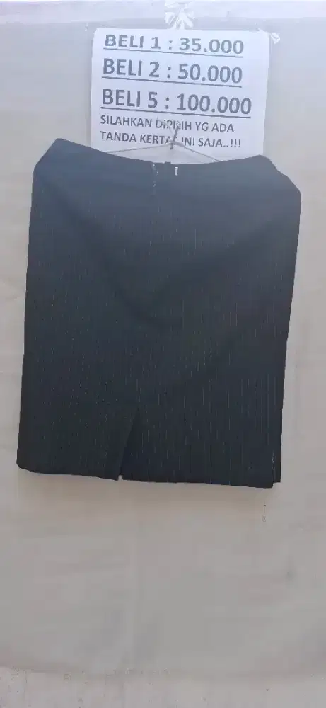 Rok Hitam Wanita