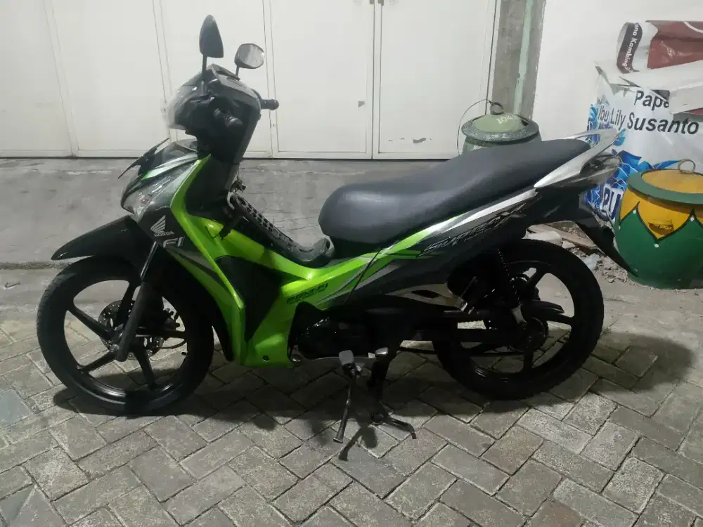 DIJUAL CEPAT, HONDA REVO DX 2010 HITAM SILVER