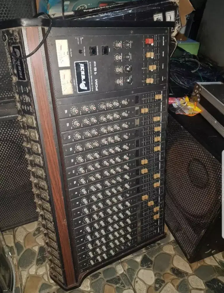 Vintage mixer Prince 16 chanel efek reverb nyess